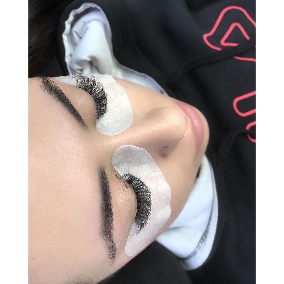 Tray of 5D Premade Lashes in C Curl with 0.07mm thickness, showcasing the dense, voluminous fans ideal for creating full, dramatic lash looks.